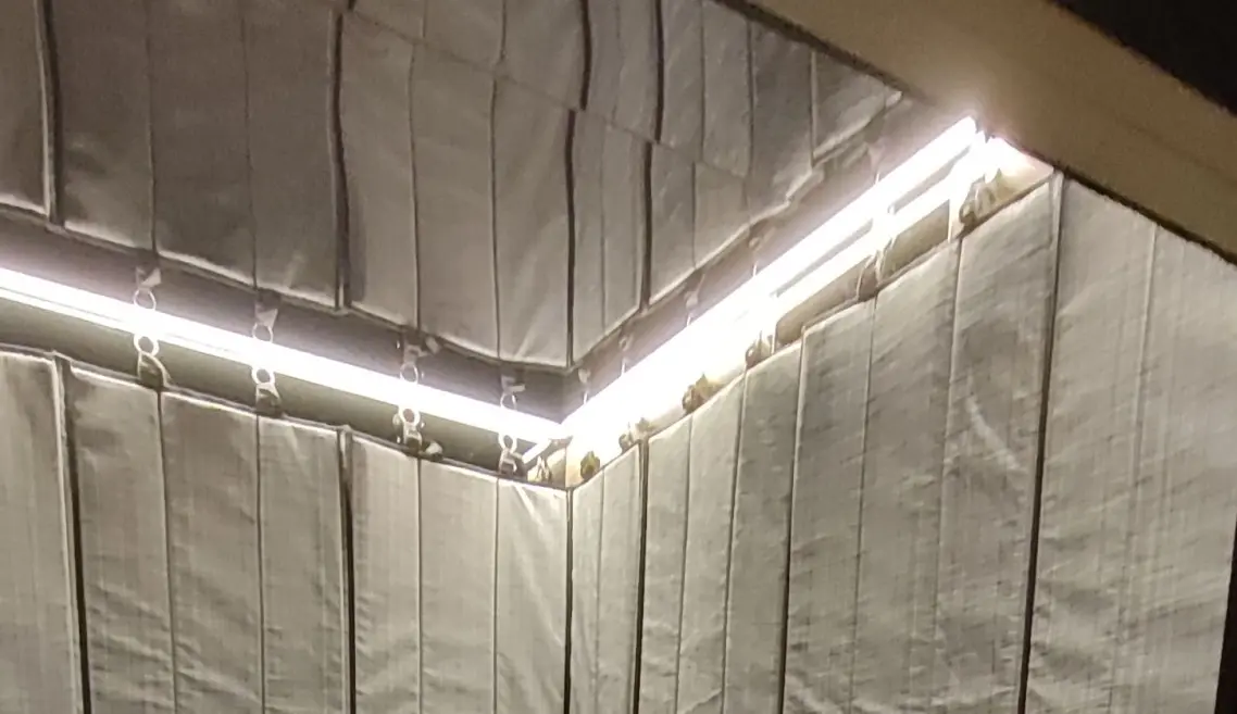 کاور تایلی، اتصال از طریق آویز به کابین